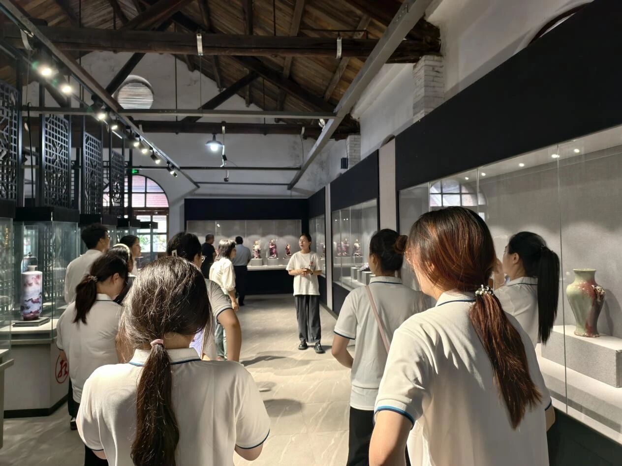 20250904 传承千年瓷韵，践行育人使命 —— 康养与照护学院（原学前教育学院）暑期 “三下乡” 活动走进禹州扒村席家窑坊1.jpg