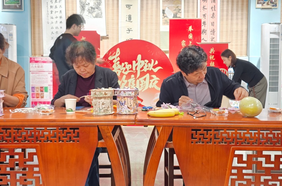 20251006 月满中秋情暖校园 文化润心共育新人2.jpg
