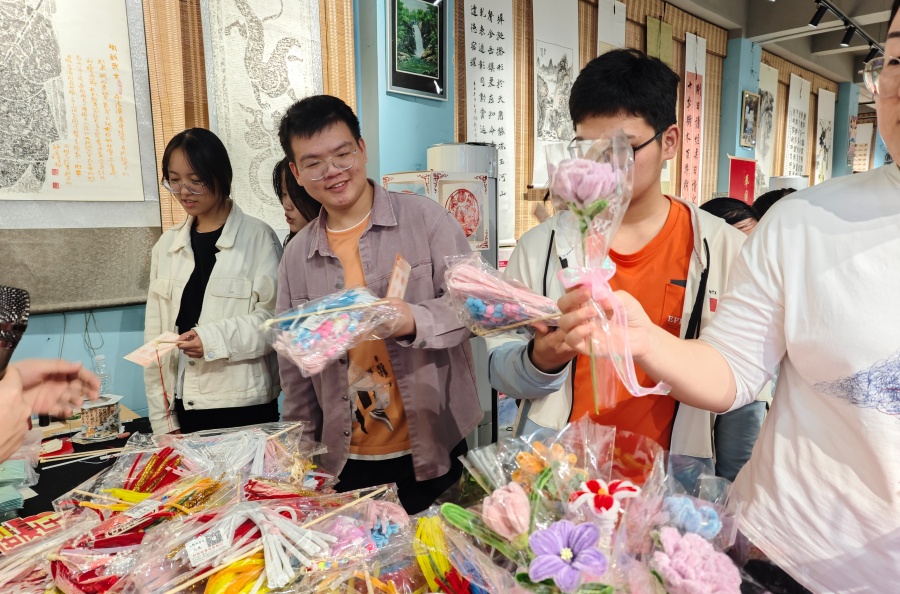 20251006 月满中秋情暖校园 文化润心共育新人3.jpg