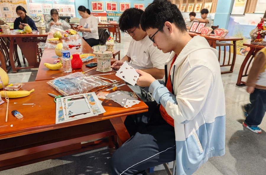 20251006 月满中秋情暖校园 文化润心共育新人4.jpg