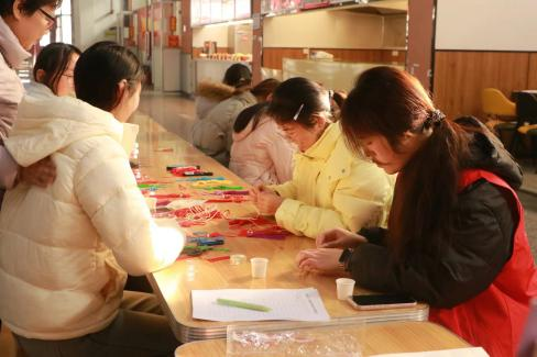 20251222 暖冬藏雅趣 非遗润校园——公共艺术中心举办非遗主题社团活动2.png