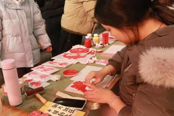 20251222 暖冬藏雅趣 非遗润校园——公共艺术中心举办非遗主题社团活动4.png