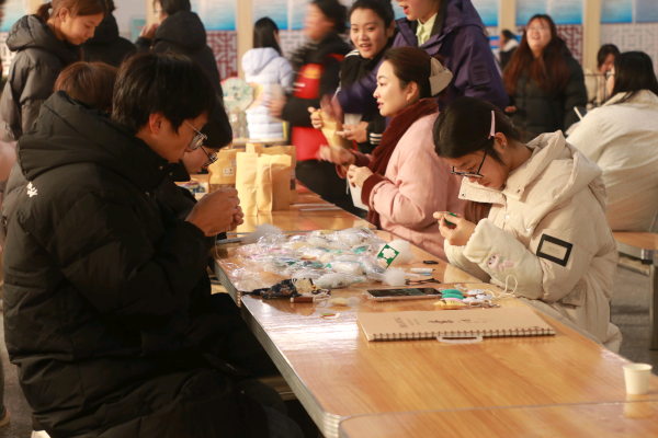 20251222 暖冬藏雅趣 非遗润校园——公共艺术中心举办非遗主题社团活动5.png 20251222 暖冬藏雅趣 非遗润校园——公共艺术中心举办非遗主题社团活动5.png