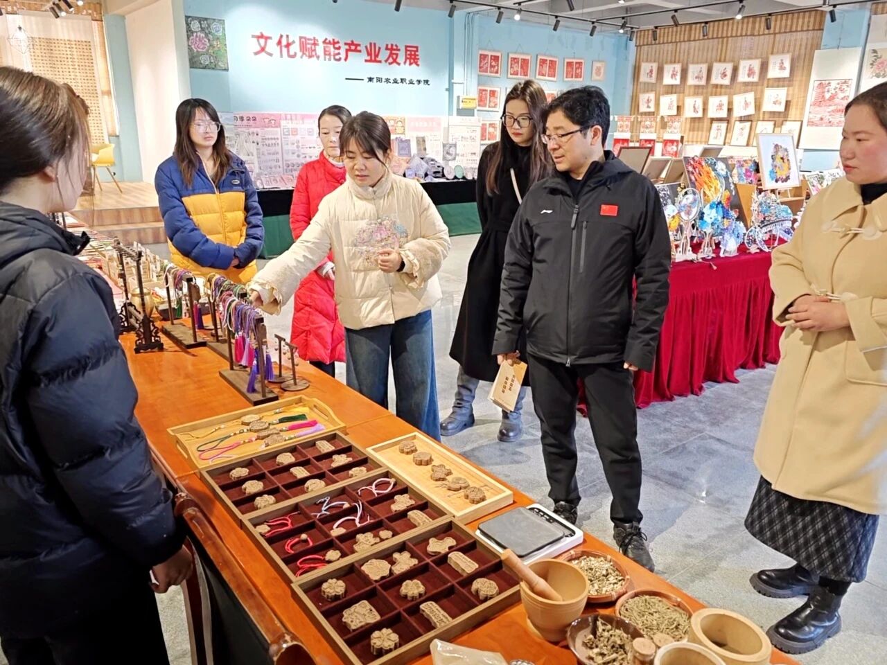 20260111 非遗绽芳华 实践育匠心——艺术学院非遗展区成全国职教心育备课活动亮点4.jpg
