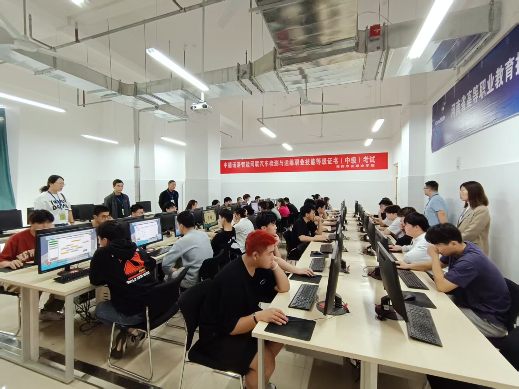 汽车工程学院虚拟仿真实训中心 (2).jpg