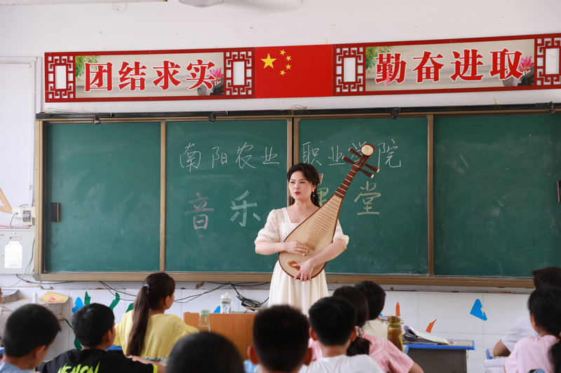 朱明老师为学生演示琵琶的弹奏方法.JPG
