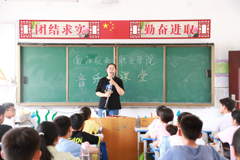 赵双老师为学生示范单簧管的演奏.JPG