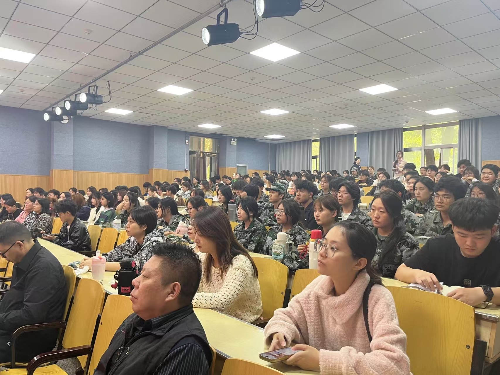 讲座现场.jpg