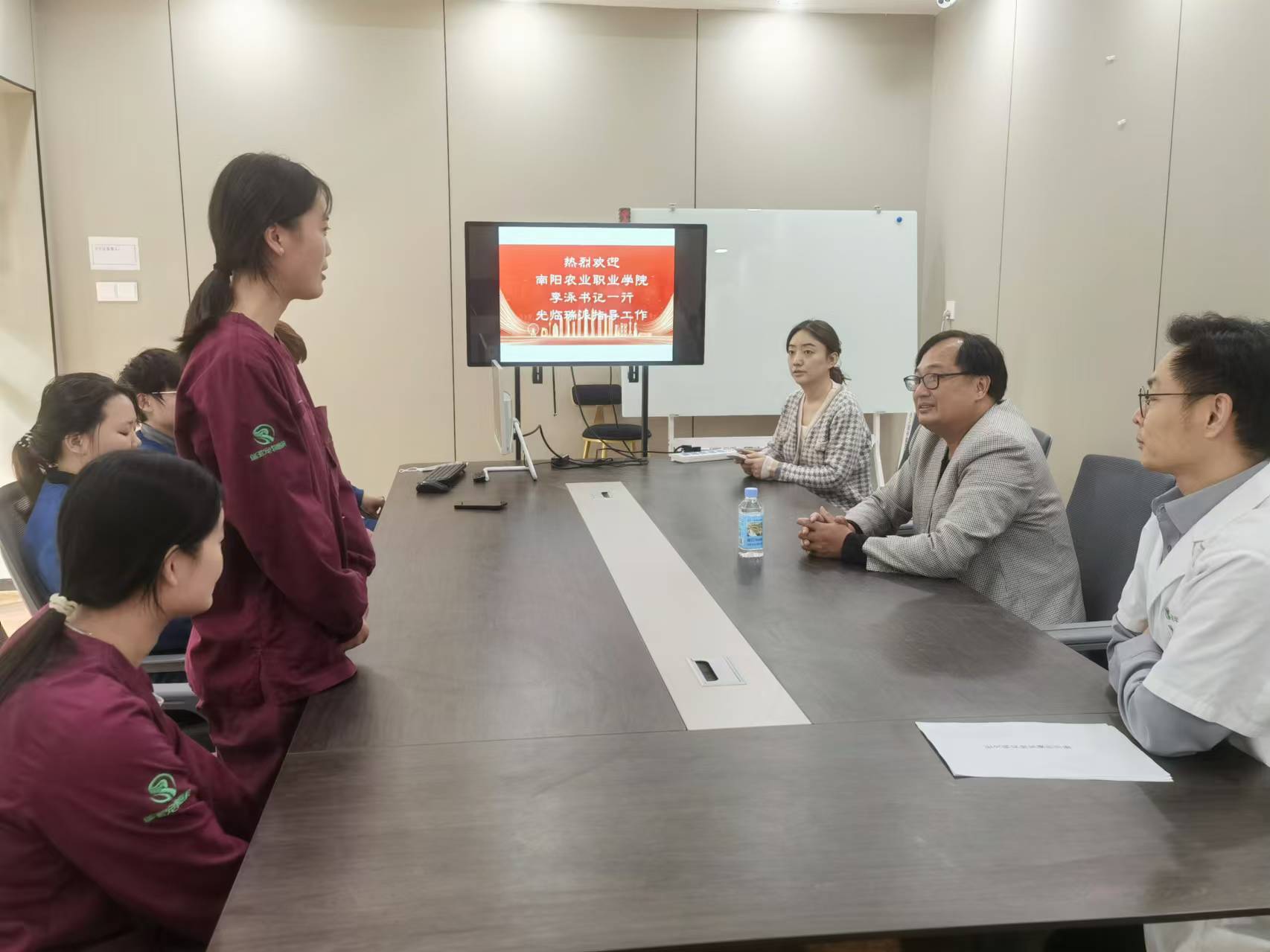 1 座谈会现场.jpg