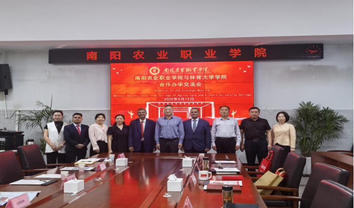 5月12日马来西亚林肯大学学院校长阿米亚一行到访我校.png