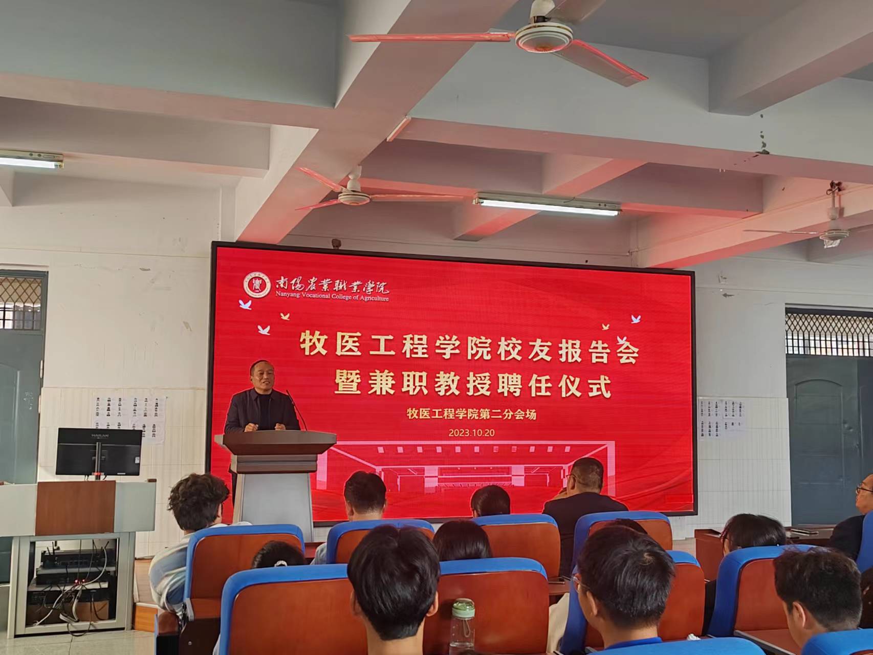 邢思记作报告.jpg 邢思记作报告.jpg